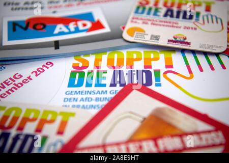 Abbildung - 08 November 2019, Niedersachsen, Braunschweig: Prospekte von verschiedenen Bündnissen gegen die AfD sind auf einen Tisch. Auf dem Parteitag der AfD in Braunschweig, ein Bündnis verschiedener Organisationen will starken Widerstand zu organisieren. Foto: Sina Schuldt/dpa Stockfoto