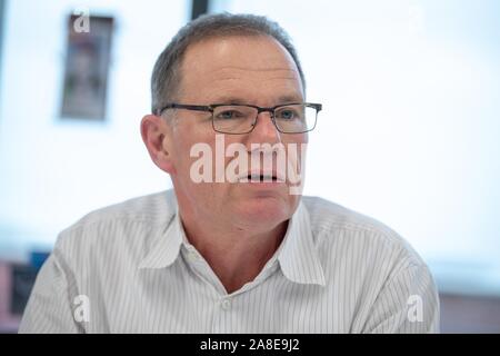 08 November 2019, Niedersachsen, Braunschweig: Sebastian Wertmüller, Bezirksleiter der Gewerkschaft Verdi, spricht bei einer Pressekonferenz. Auf dem Parteitag der AfD in Braunschweig, ein Bündnis verschiedener Organisationen will starken Widerstand zu organisieren. Foto: Sina Schuldt/dpa Stockfoto