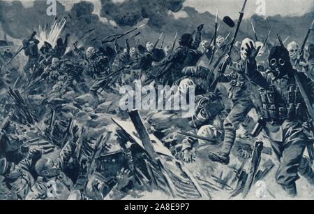 "Hooded britischen Territorials laden die Deutschen Gräben bei Loos, September 25th, 1915", 1916. Britische Truppen in Gasmasken belastet deutsche Gräben in der Schlacht von Loos an der Westfront, es war die größte britische Angriff von 1915, und das erste Mal die britische Giftgas eingesetzt. Von "Der Krieg illustrierte Album De Luxe - Band IV. Die Sommerkampagne - 1915", herausgegeben von J.A.Hammerton. [Die Amalgamated Press Limited, London, 1916] Stockfoto