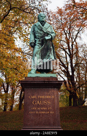 Statue des Mathematikers Carl Friedrich Gauß an seinem Geburtsort in Braunschweig, Niedersachsen, Deutschland. Stockfoto