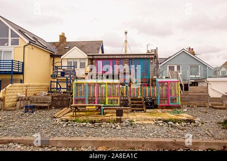 Portfolio von einzigartigen Eigenschaften mit Blick nach hinten über einem Kieselstrand. Stockfoto