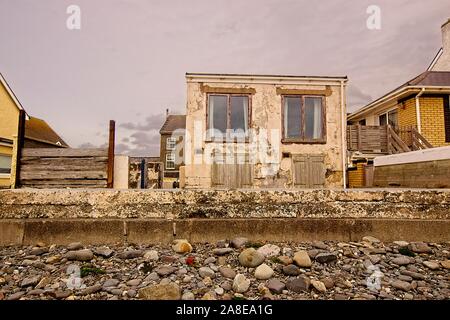 Portfolio von einzigartigen Eigenschaften mit Blick nach hinten über einem Kieselstrand. Stockfoto