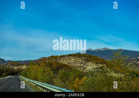 Herbstliche georgian Mountain Road Landschaft in Gombori Pass Stockfoto