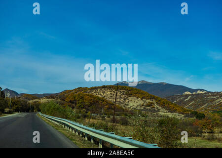 Herbstliche georgian Mountain Road Landschaft in Gombori Pass Stockfoto