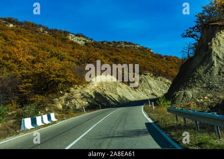 Herbstliche georgian Mountain Road Landschaft in Gombori Pass Stockfoto