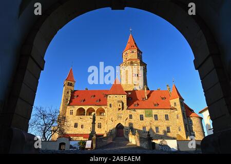 Schöne alte romantische Burg Bouzov bei Sonnenuntergang mit Herbst Landschaft. Stockfoto