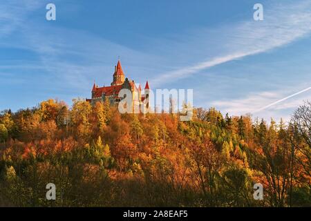 Schöne alte romantische Burg Bouzov bei Sonnenuntergang mit Herbst Landschaft. Stockfoto