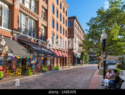 St. Louis, MO. Bars und Restaurants auf der North 2nd Street in der Landung Bezirk des historischen Laclede, Saint Louis, Missouri, USA Stockfoto