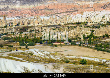 Panoramablick auf Rose Valley. Rose ist ein Teil des Nationalpark Göreme in Kappadokien, Türkei. Stockfoto