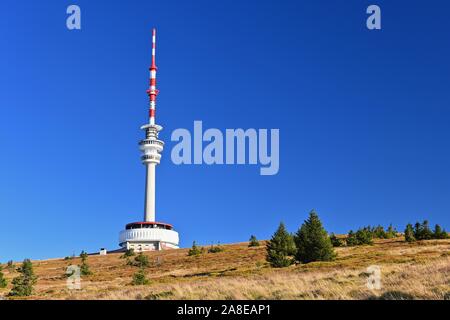 Höchster Gipfel von Mähren, Praded 1492 m. Sender und Aussichtsturm auf dem Hügel. Gesenke Tschechische Republik Stockfoto