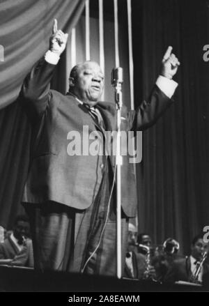 Jimmy Rushing und die Basie Band; mit Frank Wess, London, 1963. Stockfoto