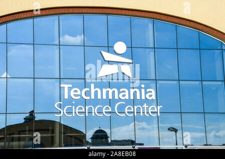 Plzen, Tschechien - Okt 28, 2019: Zeichen und Logo der Techmania Science Center am Haupteingang Fenster des Gebäudes in Pilsen, Tschechische Republik. Ausstellungen Erziehung der Kinder in den Wissenschaften durch Spiele. Stockfoto