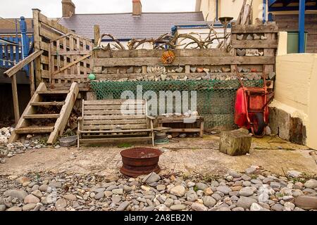 Portfolio von einzigartigen Eigenschaften mit Blick nach hinten über einem Kieselstrand. Stockfoto