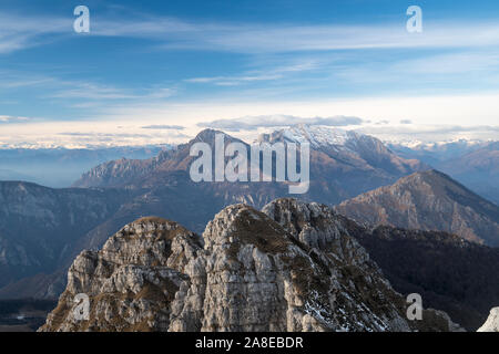 Landschaft der Lombardei Alpen im Herbst oder im Winter. Der Berg Grigna vom Gipfel des Mount Resegone gesehen. Stockfoto