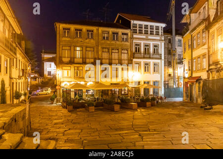 Am Abend spazieren Sie durch die alten Teile der Stadt Viseu, Portugal Stockfoto