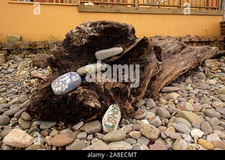 Portfolio von einzigartigen Eigenschaften mit Blick nach hinten über einem Kieselstrand. Stockfoto