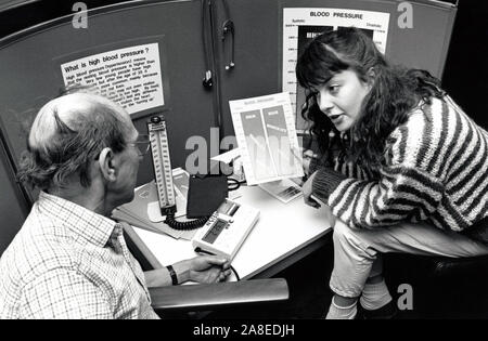 Der Mensch in seinen Blutdruck, Nottingham, Großbritannien 1991 Stockfoto