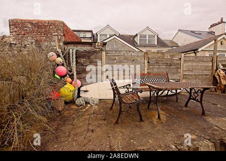 Portfolio von einzigartigen Eigenschaften mit Blick nach hinten über einem Kieselstrand. Stockfoto