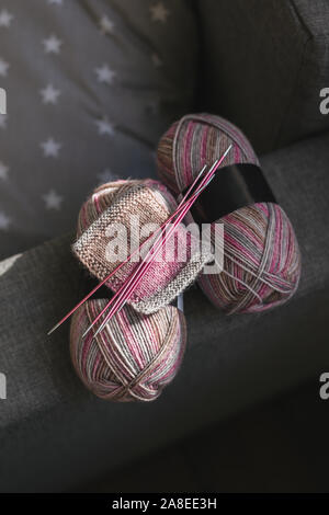 Knäuel Kammgarn aus Wolle und Nadeln für Hand stricken Socken. Natürliche Farben. Konzept für handgefertigt. Stockfoto