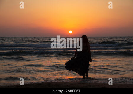 Den schönen Sonnenuntergang auf dem Meer von Haifa in Israel. Stockfoto