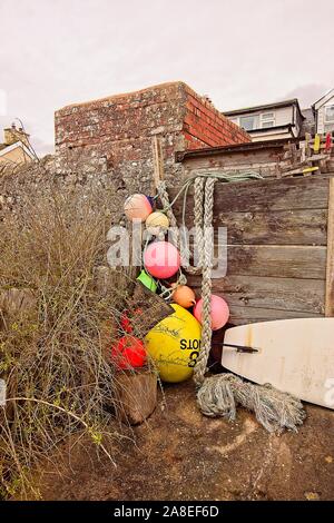 Portfolio von einzigartigen Eigenschaften mit Blick nach hinten über einem Kieselstrand. Stockfoto