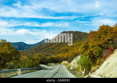 Herbstliche georgian Mountain Road Landschaft in Gombori Pass Stockfoto