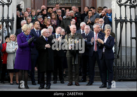 Präsident Michael D. Higgins (Mitte links) und seine Frau Sabina mit Taoiseach Leo Varadkar (3. links) unter den Trauernden auf den Stufen von St. Mary's Pro-Cathedral in Dublin nach der Trauerfeier der gefeierten Sender Gay Byrne. Stockfoto