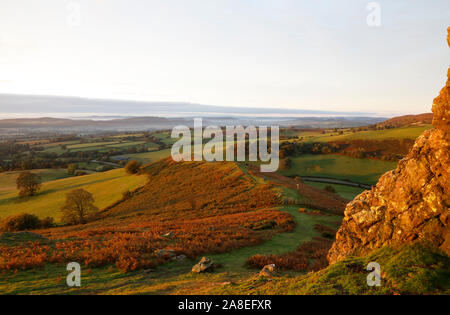 Blick von der Gaer Stein auf Hope Bowdler Hügel über Ape Dale zu Wenlock Edge, Shropshire, England, Großbritannien Stockfoto