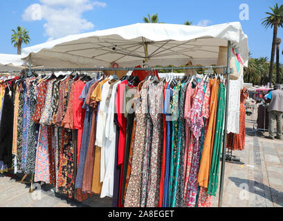 Im freien Markt mit Ständer von Kleidung im Sommer Stockfoto