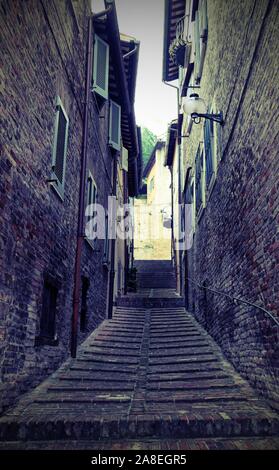 Urbino Stadt in einem kleinen Dorf in Mittelitalien mit schmalen Straße Stockfoto