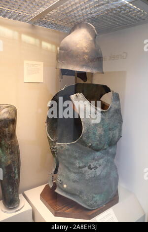 Griechische Rüstung mit einen bronzenen Helm thrakischen Typ des British Museum, London, UK Stockfoto