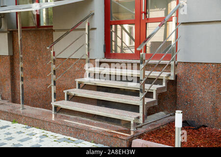 Detail einer Hausfassade. Neue Granit Treppe mit Geländer aus Metall. Stockfoto