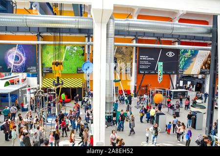 Plzen, Tschechische Republik - 28 Oktober, 2019: Innenraum des Techmania Science Center in Pilsen, Tschechien. Ausstellungen, wissenschaftliche Grundlagen für Kinder durch Spiele. Bildung, Bildungszentrum. Stockfoto