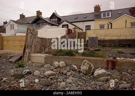 Portfolio von einzigartigen Eigenschaften mit Blick nach hinten über einem Kieselstrand. Stockfoto