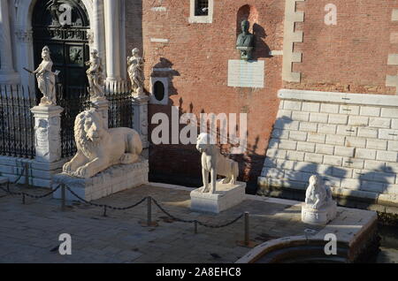 Skulpturen an der Tür des Arsenale (Porta Magna), Venedig Stockfoto