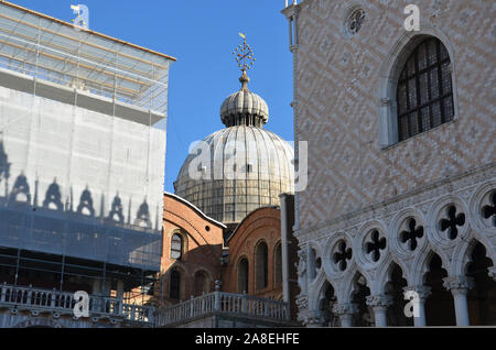 Die Kuppel der St. Mark's Basilika hinter dem Dogenpalast Stockfoto