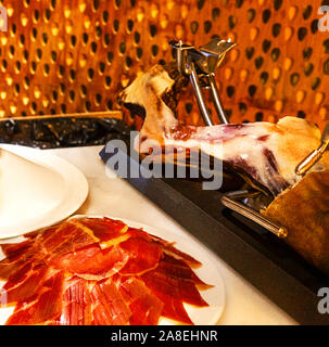 Scheiben von traditionell spanischen Jamón de Bellota im Restaurant oder Markt- bzw. speichern. Fleisch Nahaufnahme. Selektive konzentrieren. Stockfoto