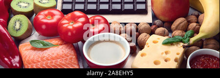 Lebensmittel für gute Stimmung, Gehirn und Glück. Natürliche Quellen von Serotonin und Dopamin. Panorama, Banner Stockfoto