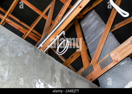 Beleuchtung Kabel im Kabelstrang aus Kunststoff Rohre in einem neu gebauten Haus auf Dachbinder montiert. Stockfoto