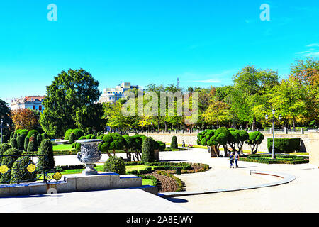 Der Parque del Buen Retiro in Madrid ist einer der größten Parks von Madrid. Berühmte Reisen Reiseziele in Spanien. Stockfoto