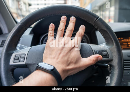 Treiber Hand am Lenkrad eines Autos. Stockfoto