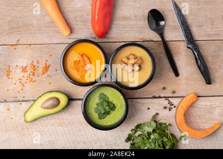 Linsen und Kürbis creme Suppen. Fertiggerichte in Containern zu essen Stockfoto
