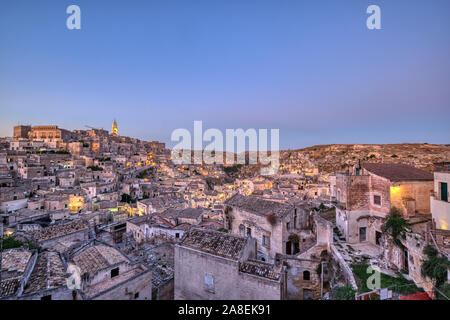 Die Altstadt von Matera in Süditalien in der Dämmerung Stockfoto