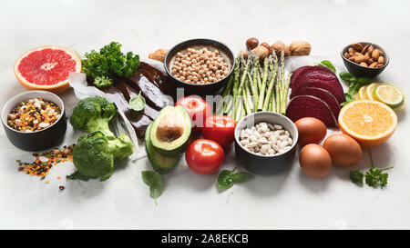 Lebensmittel, die einen hohen Gehalt an Vitamin B9. Gesundes Essen, Quellen von Folsäure. Stockfoto