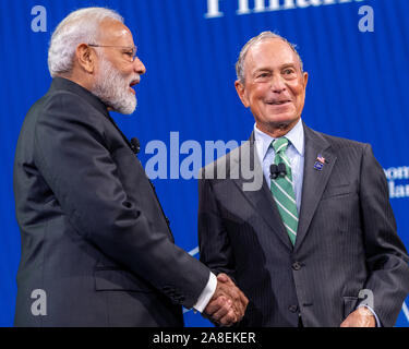 New York, USA. 25 Sep, 2019. Indische Ministerpräsident Narendra Modi (L) gratuliert Michael Bloomberg nach der Adressierung der Bloomberg Global Business Stockfoto