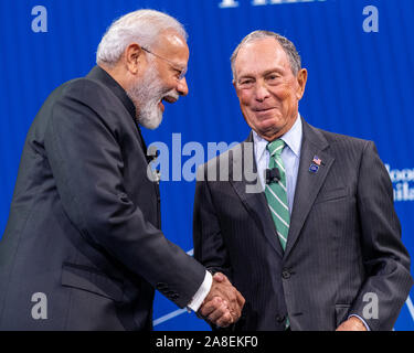 New York, USA. 25 Sep, 2019. Indische Ministerpräsident Narendra Modi (L) gratuliert Michael Bloomberg nach der Adressierung der Bloomberg Global Business Stockfoto