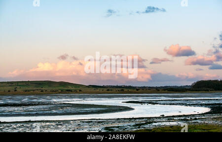 Aberlady Nature Reserve, East Lothian, Schottland, Vereinigtes Königreich, 8. November 2019. UK Wetter: Bunte rosa Himmel bei Sonnenuntergang mit Blick auf die Mündung der Gezeiten in der sehr kalten Tag Stockfoto