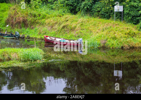 21. August 2019 Kleine Boote zum Angeln auf dem Fluss an Kesh Dorf im County Fermanagh Nordirland verwendet Stockfoto