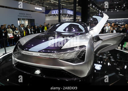 (191108) - SHANGHAI, November 8, 2019 (Xinhua) - Besucher betrachten ein Concept Car von Kia Motors im Automobil Ausstellung während des zweiten China International Import Expo (CIIE) in Shanghai, China, November 8, 2019. Automobil Aussteller eine Reihe von neuen Fahrzeugen und Technologien während des Zweiten CIIE, mit der Schwerpunkte, intelligente Fahrzeuge sowie neue Energie Fahrzeuge einschließlich elektrische und Wasserstoff Brennstoffzelle Autos. (Xinhua / Ding Ting) Stockfoto
