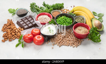 Lebensmittel mit Magnesium. Stärkt das Herz; lindert Muskelschmerzen, Muskelkrämpfe; Hilfen zum Einschlafen und Schlaflosigkeit behandeln; verhindert, dass Migräne Kopfschmerzen; Stockfoto